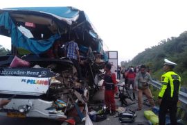 2 orang tewas akibat kecelakaan bus di Jalan Tol Pekanbaru-Dumai