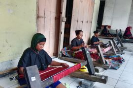 Produk kain tenun Desa Sukarara Lombok Tengah harus tetap dipromosikan