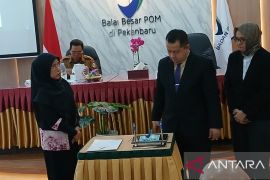 Alex Sander serahkan tongkat estafet kepemimpinan BBPOM di Pekanbaru kepada Sofiyani Chandrawati Anwar