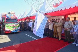Gubernur Sulsel salurkan bantuan bibit dan alsintan Kementan