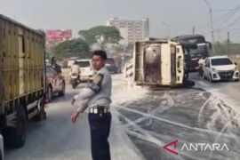 Truk trailer terguling saat melintasi jalan bergelombang di Karawang