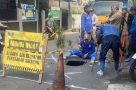 Jalan Assirot di Kebon Jeruk Jakbar ditutup sebagian karena amblas