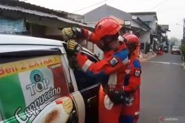 Sudin Gulkarmat Jaktim bantu evakuasi mobil terkunci di Ciracas