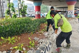 Pagar besi dicuri, Sudin Tamhut Jaktim perbaiki taman Kampung Melayu