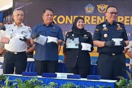Makassar Customs foils 1kg meth smuggling attempt from Malaysia