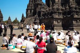 Presiden Prabowo dan PM Modi berkeliling Candi Prambanan temui umat Hindu