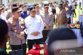 Kapolri serahkan bantuan peralatan penanggulangan karhutla untuk Riau