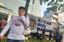 Massa pendukung MBG sampaikan orasi di depan Kantor BGN