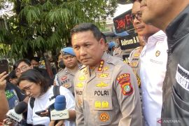 Polisi sita uang asing dan dokumen dari penggeledahan kafe di Jaksel