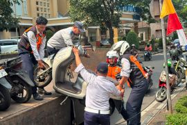 Sudinhub Jaksel angkut 14 motor yang parkir liar di Dharmawangsa