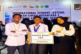 Mahasiswa internasional UMMAT raih medali perunggu lomba esai ISF 2026