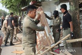 92 unit bangunan liar di Ciseeng Bogor dibongkar mandiri