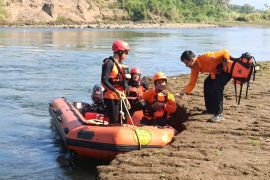 SAR cari pemancing hilang di Sungai Brantas Tulungagung
