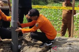 Petugas pasang garis polisi sumur bor di Sampang semburkan gas