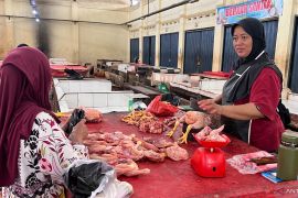 Harga daging ayam di pasar kramat tinggi alami penurunan signifikan