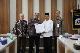 Pemkab Sleman menyerahkan hibah daerah kepada ormas dan tempat ibadah