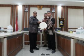 Pemkab Sleman serahkan hibah alat musik perkuat pelestarian seni budaya