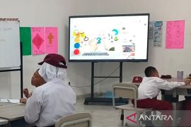 Sekolah Rakyat Indramayu gunakan &ldquo;smart board&rdquo; dukung KBM digital