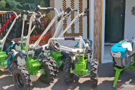 Sumedang salurkan 16 traktor untuk tingkatkan produksi pangan