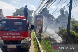 Damkar Cianjur turunkan satu mobil untuk padamkan kebakaran lahan kosong