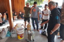 PUSLITDESBANGDA UNS gandeng Guru Besar Ilmu Tanah latih produsen tempe Grobogan ubah limbah cair menjadi pupuk organik