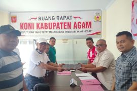 Edi Busti serahkan berkas Caketum KONI Agam setelah dapat dukungan 33 Pengcab
