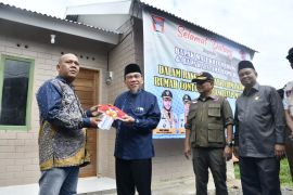 Wawako Maigus Nasir serahkan kunci huntap bagi warga Kuranji terdampak bencana