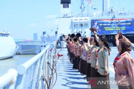 TNI AL ajak pelajar naik KRI untuk memberi edukasi tentang kemaritiman