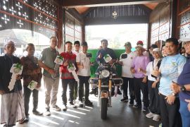 Pemkot Pontianak serahkan 17 kendaraan roda tiga pengangkut sampah