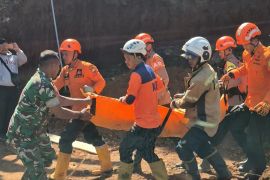 Pekerja tertimbun longsoran tembok penahan tebing di Jatinangor