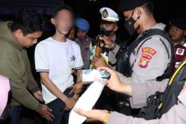 Polres Jakbar ringkus dua pelaku narkoba bersenjata tajam di Tambora