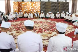 Dewan Adat Gorontalo anugerahkan garai anumerta untuk Rahmat Gobel