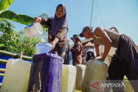 Drought-hit North Penajam Paser receives 62,000 liters of water: BNPB