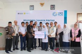 PLN nyalakan harapan, puluhan pelajar MTsN 2 Payakumbuh terima beasiswa Cahaya Pintar dan Edukasi Bahaya Listrik