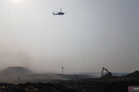 Heli pengebom air disetop seiring padamnya TPA Jatiwaringin
