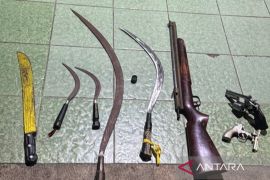 Polisi tangkap dua pemuda bawa celurit dan airsoft gun saat tawuran di Depok