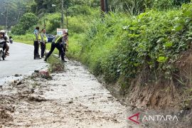 Satlantas Polres Padangsidimpuan bersihkan drainase cegah kerusakan jalan