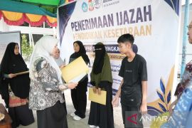 Pemkot Makassar serahkan 108 ijazah program pendidikan kesetaraan ke personel kebersihan