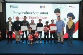 KAI Salurkan Beasiswa Pendidikan Rp300 Juta bagi Lima Anak Korban Kecelakaan KA Bekasi Timur