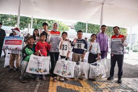 Pertamina berbagi seragam sekolah, sembako, hingga pemberdayaan usaha