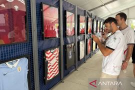 Suporter ramaikan pameran jersei tim Piala Dunia 2026 bertanda tangan