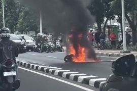 Motor terbakar usai hindari mobil berhenti mendadak di Pasar Minggu