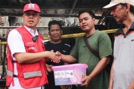 Warga penyintas kebakaran Pulogadung terima bantuan