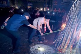 Api unggun, Gubernur Bobbybermalam bersama ribuan Pramuka di Sibolangit