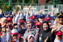 Wali Kota Lisa imbau para ayah bangun ikatan emosional dengan anak