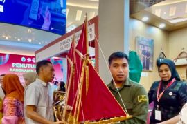 Gubernur Sulsel apresiasi produk kerajinan miniatur Pinisi karya UMKM Bulukumba