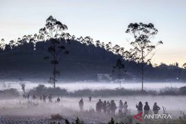 Berwisata fenomena embun beku di dataran tinggi Dieng