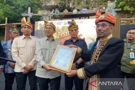 Menbud diberi gelar kehormatan adat Muna Sangia Tilano Lia Metaduno