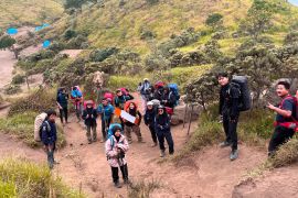 Tak sekadar mendaki, HW UMS ajak peserta bersihkan jalur Merbabu dan pasang plang edukasi