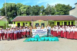 Sambut tahun ajaran baru, PT Globalindo Alam Perkasa kembali salurkan bantuan ratusan paket seragam sekolah